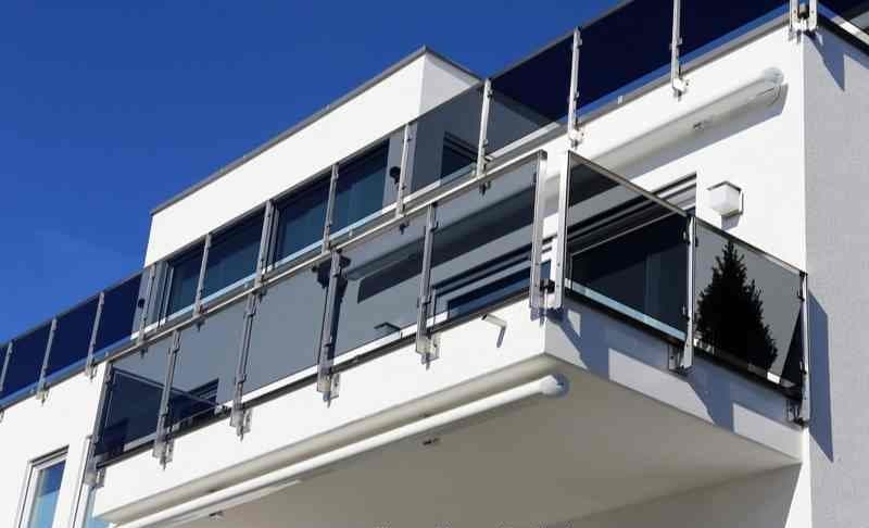 Balkongeländer aus Metall mit Glasfüllung an einem Wohnhaus — Metallbau Tempelhof