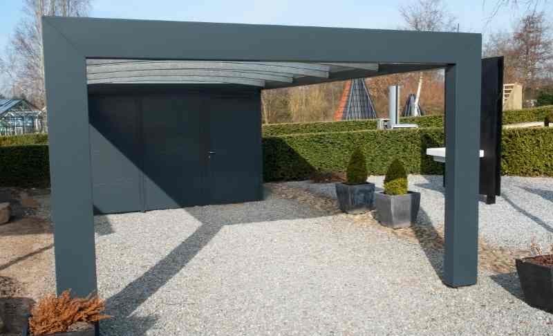 Carport aus Metall mit flachem Dach neben einem Wohnhaus