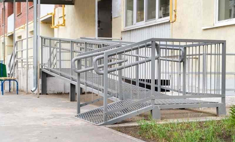 Barrierefreie Rampe aus Edelstahl mit beidseitigem Geländer — Metallbau Tempelhof