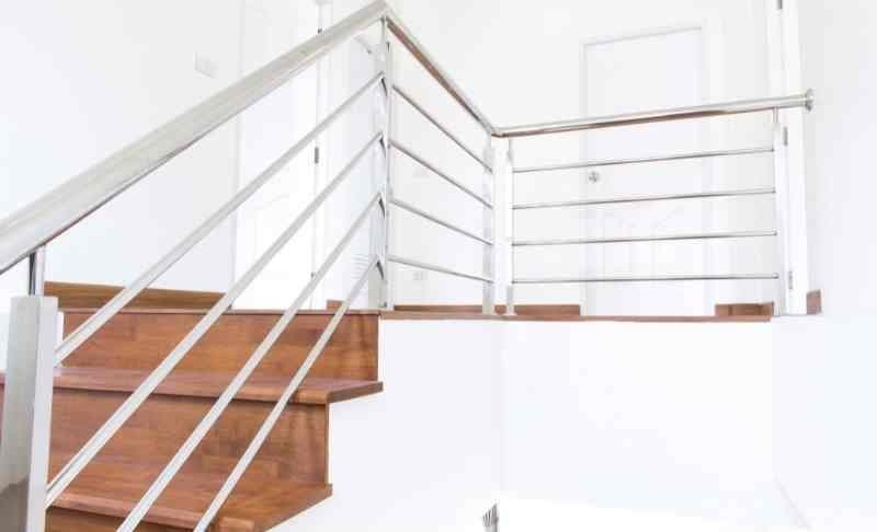 Handlauf aus Edelstahl entlang einer gemauerten Treppe — Treppengeländer und Handläufe Mitte