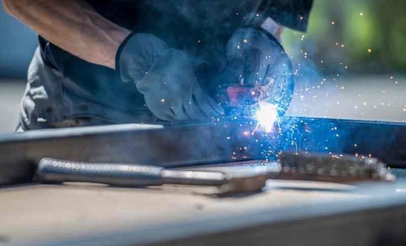 Fertigung von Metallbauteilen in einer Schlosserei