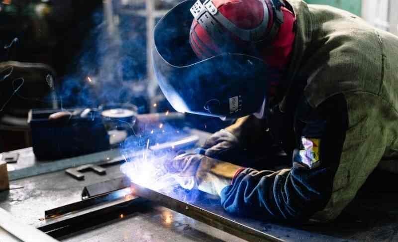 Metallbauarbeiten an einer Stahlkonstruktion
