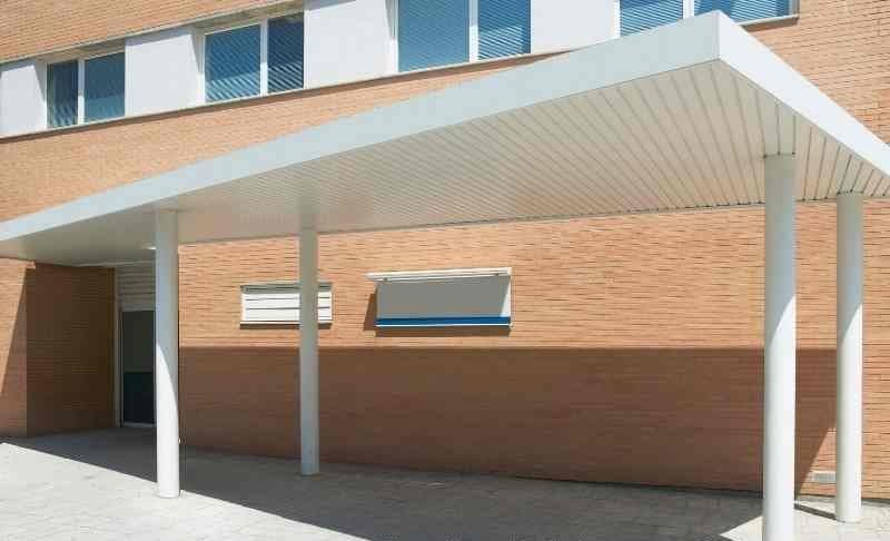 Terrassenüberdachung aus Metall mit Glasdach an einem Wohnhaus — Metallbau Pankow