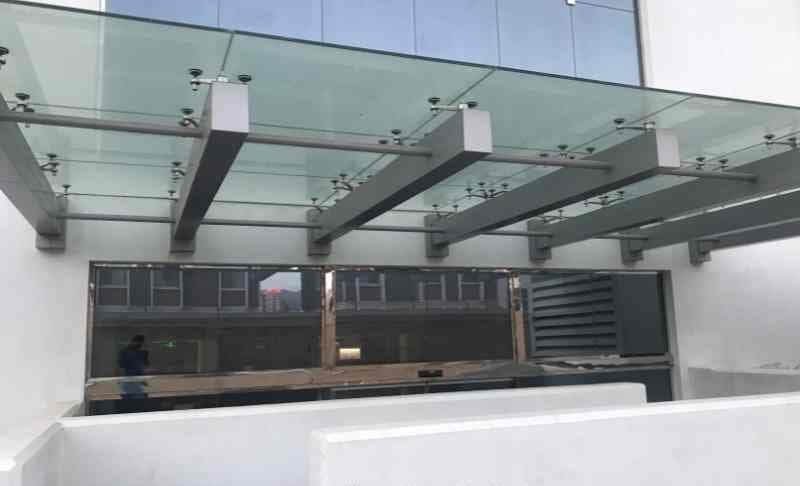 Freistehende Überdachung aus Aluminiumprofilen über einer Terrasse