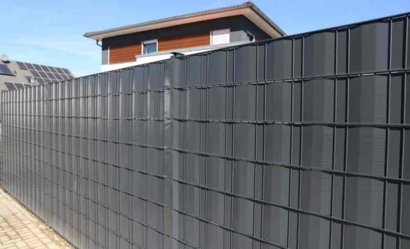 Metallzaun mit senkrechten Stäben als Grundstückseinfriedung — Metallbau Tempelhof