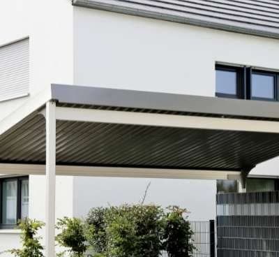 Weiße Alu-Überdachung am Einfamilienhaus – Beispiel für Wintergarten Tempelhof