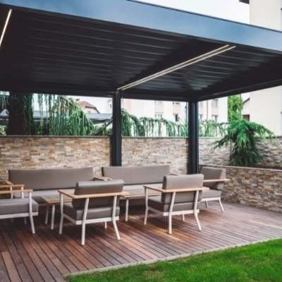 Lamellendach über einer Lounge-Terrasse – Wintergarten-Beschattung Lichterfelde