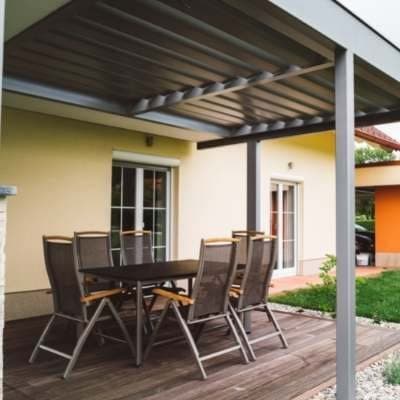 Alu-Terrassenüberdachung über dem Essplatz – Beispiel für Wintergarten Lichterfelde